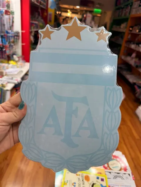 Espejo de cartera con escudo de la Selección Argentina — Les Enfants Librería Boutique