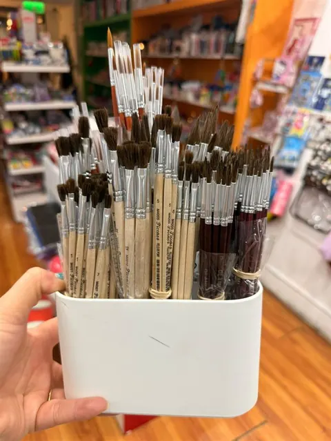 Pinceles de pintura variados en tarro — Les Enfants Librería Boutique